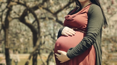 孕妇抱着她的胃
